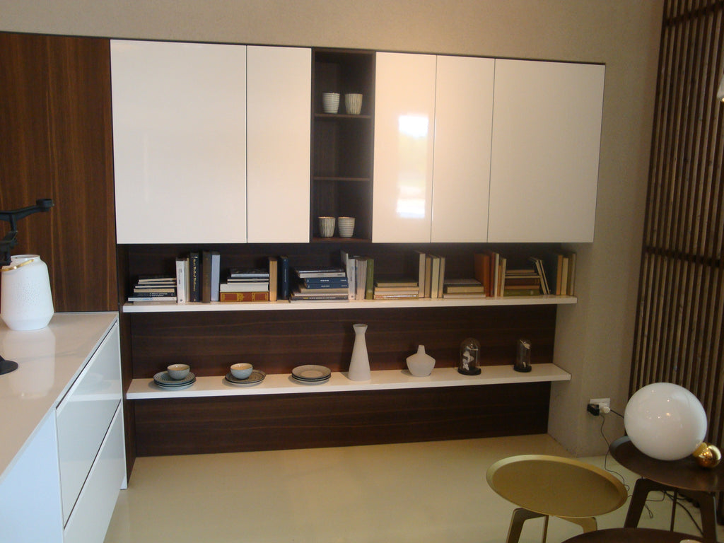 Cucina da mostra penisola con parete colonne