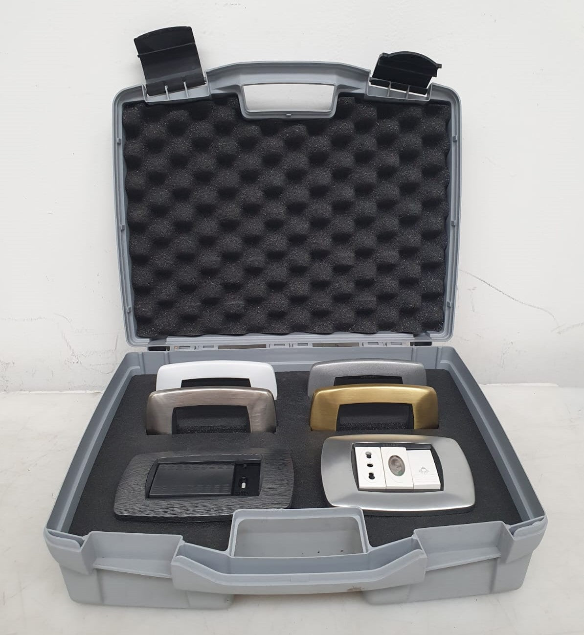 Master Modo Metal Covers 6 placche metalliche + prese