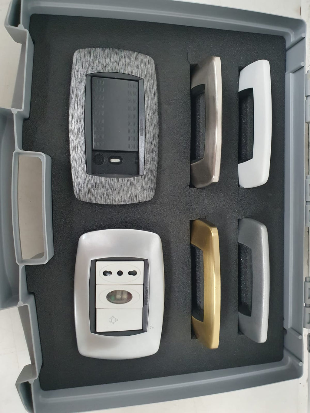 Master Modo Metal Covers 6 placche metalliche + prese