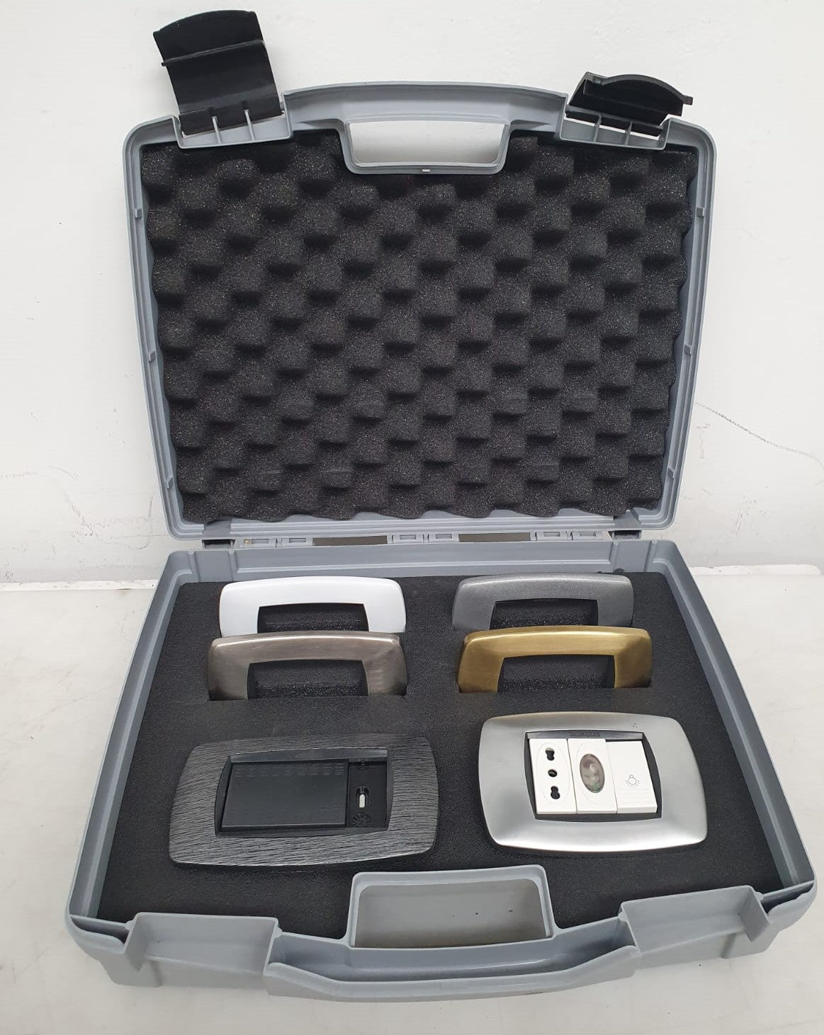 Master Modo Metal Covers 6 placche metalliche + prese