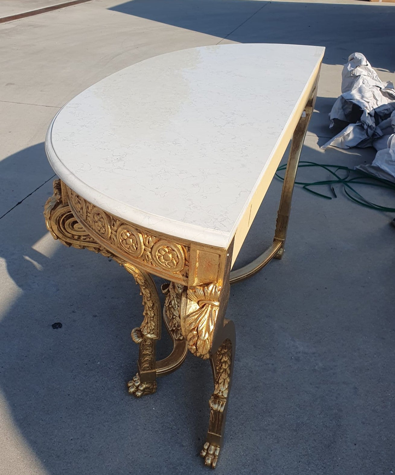 Consolle FOGLIA ORO Luigi XVI per salone piano in travertino