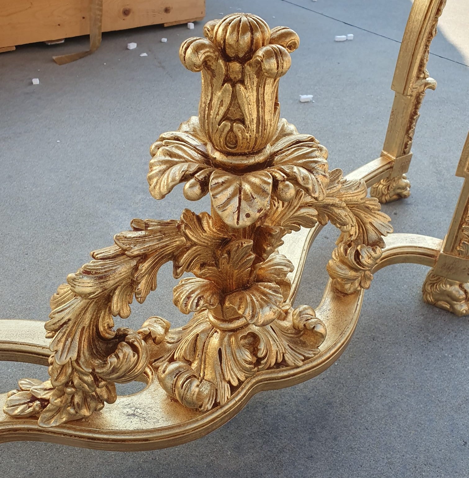 Consolle FOGLIA ORO Luigi XVI per salone piano in travertino