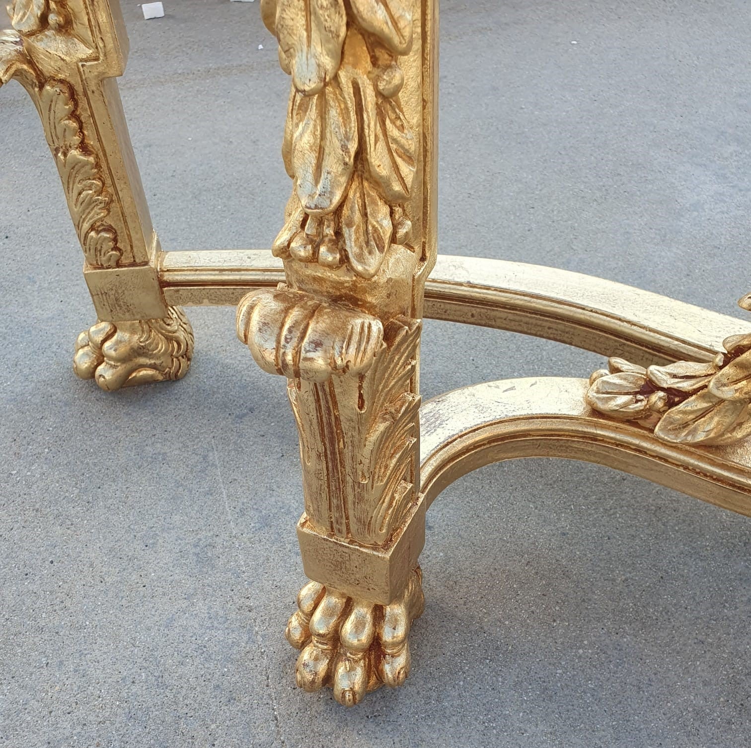 Consolle FOGLIA ORO Luigi XVI per salone piano in travertino