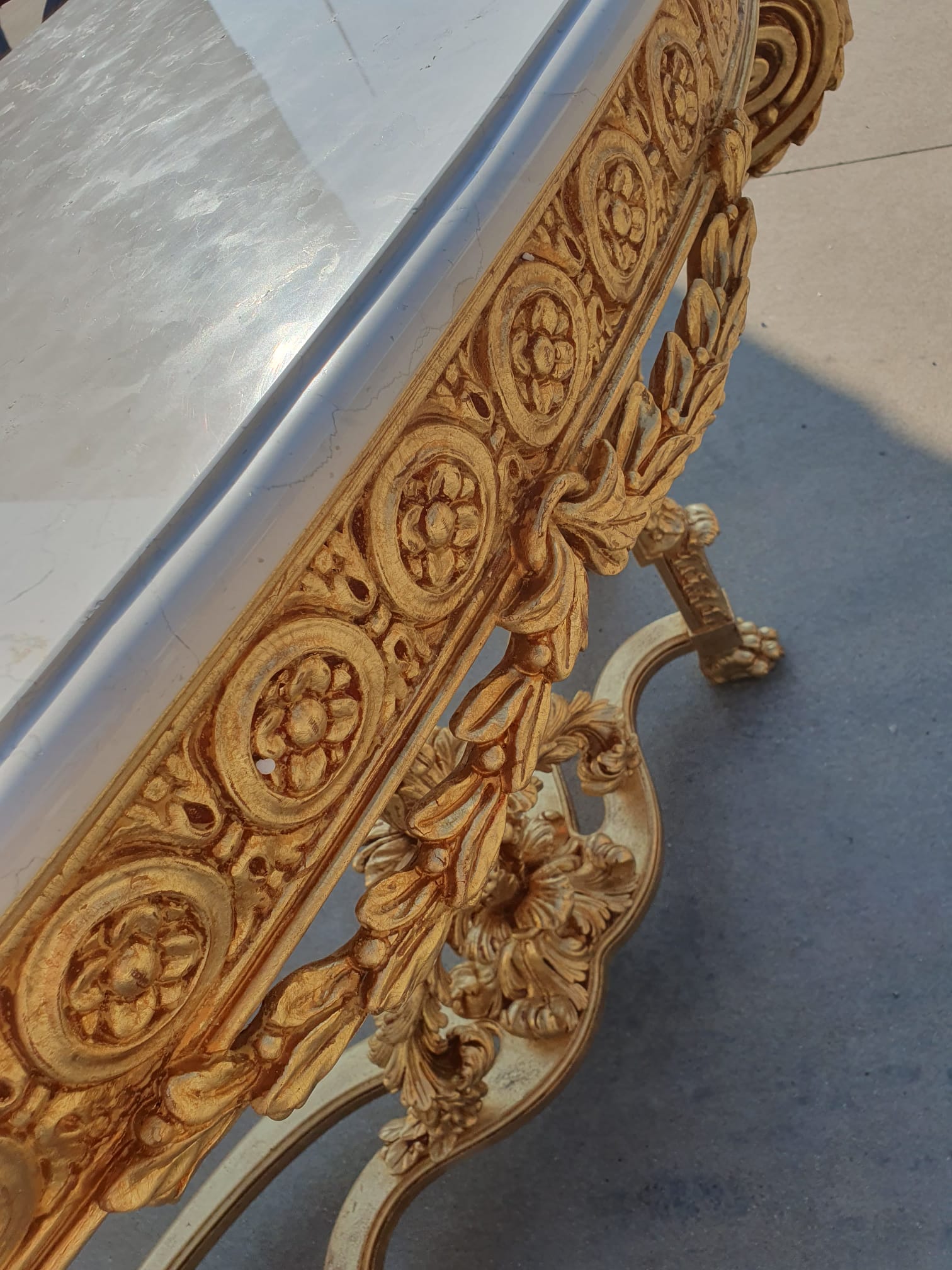 Consolle FOGLIA ORO Luigi XVI per salone piano in travertino