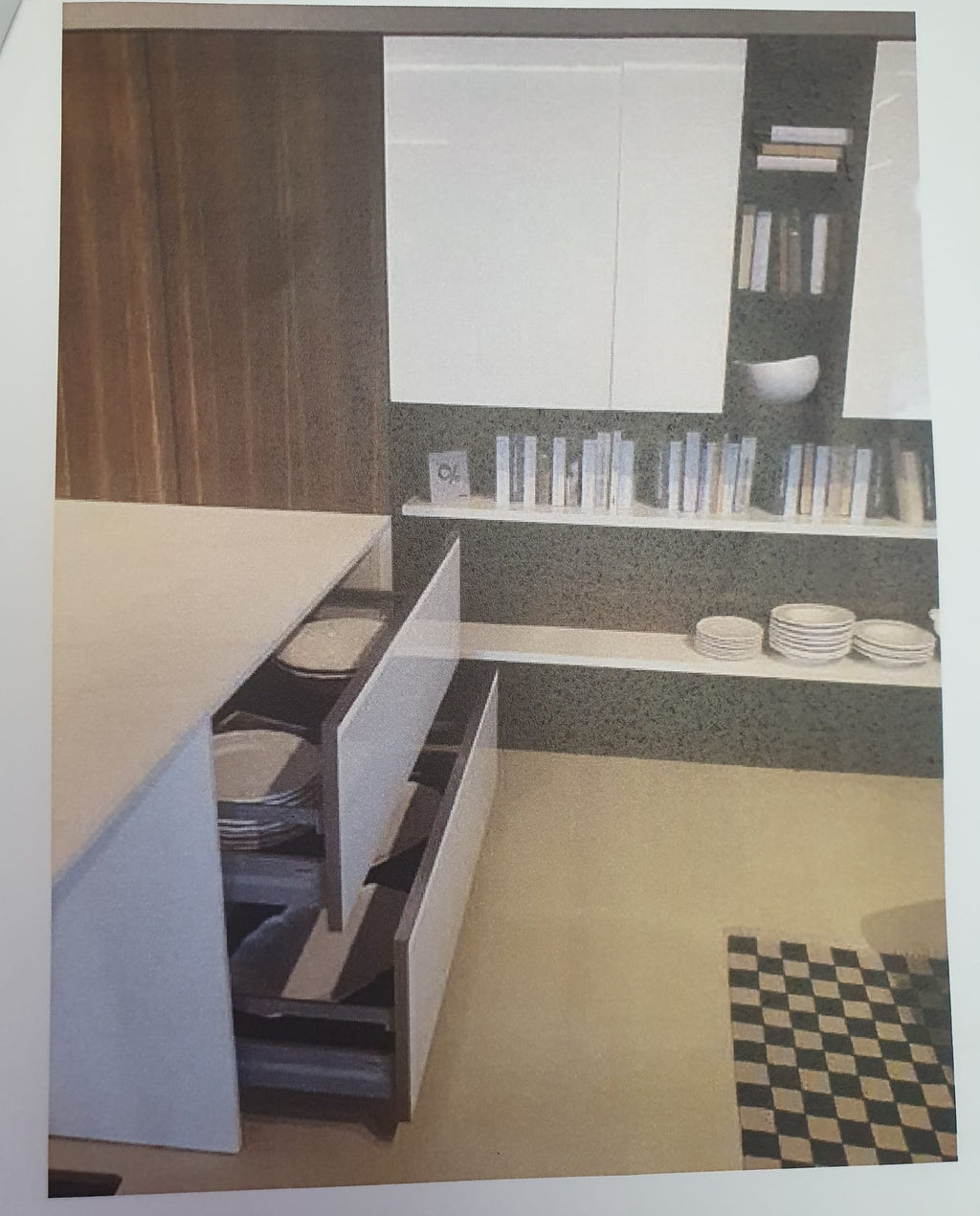 Cucina da mostra penisola con parete colonne