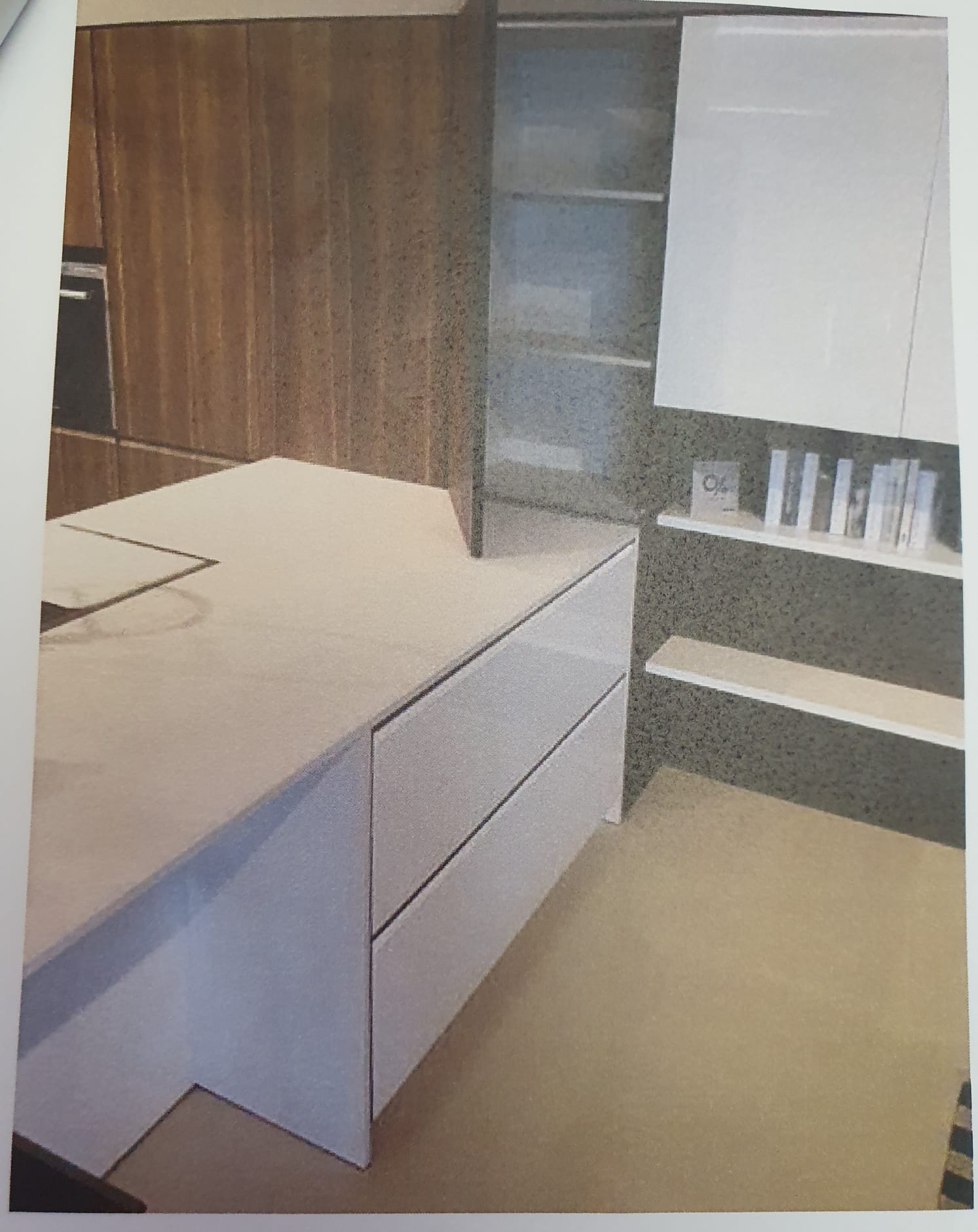 Cucina da mostra penisola con parete colonne