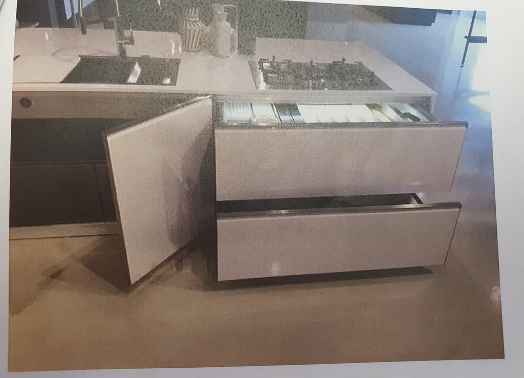 Cucina da mostra penisola con parete colonne