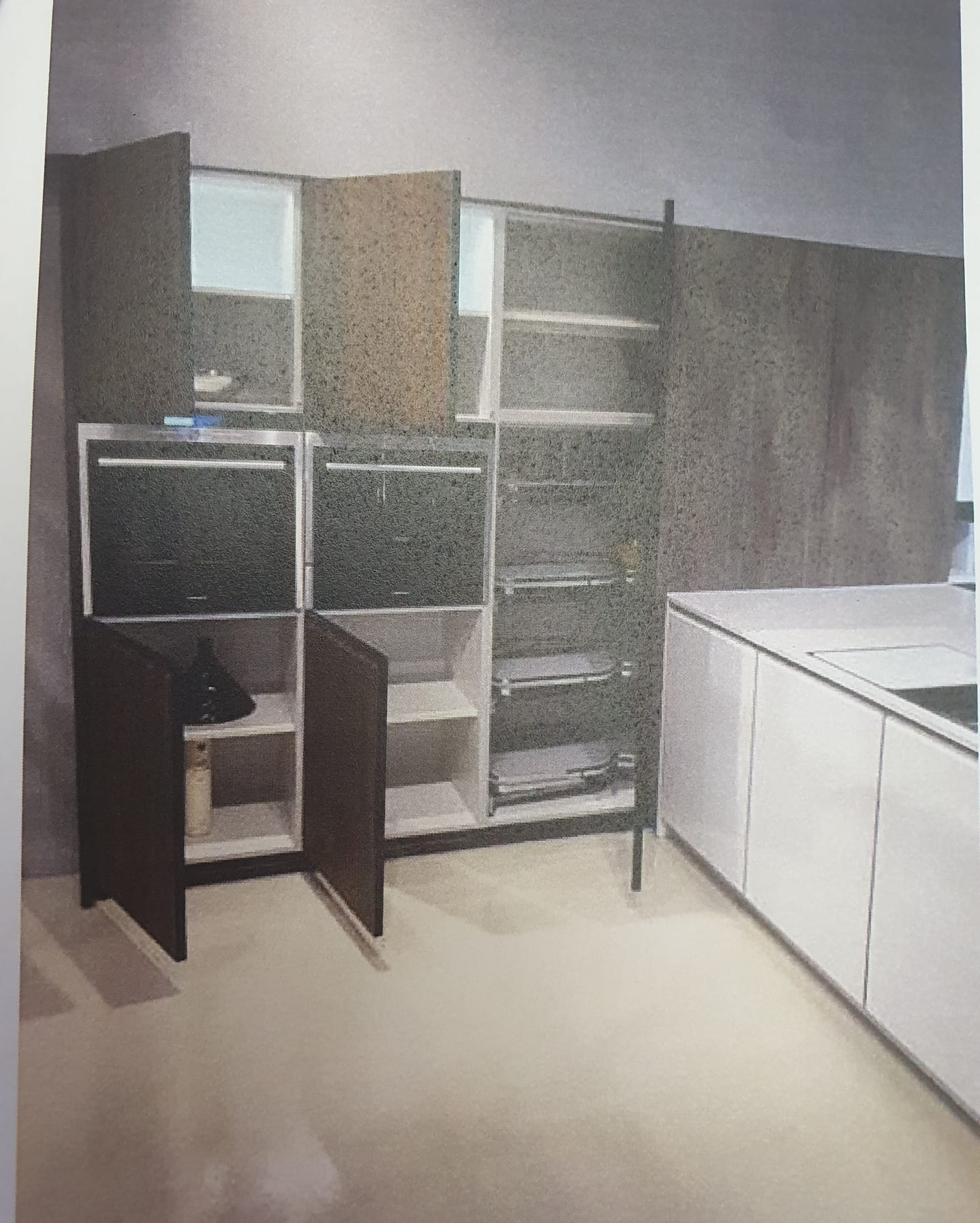 Cucina da mostra penisola con parete colonne