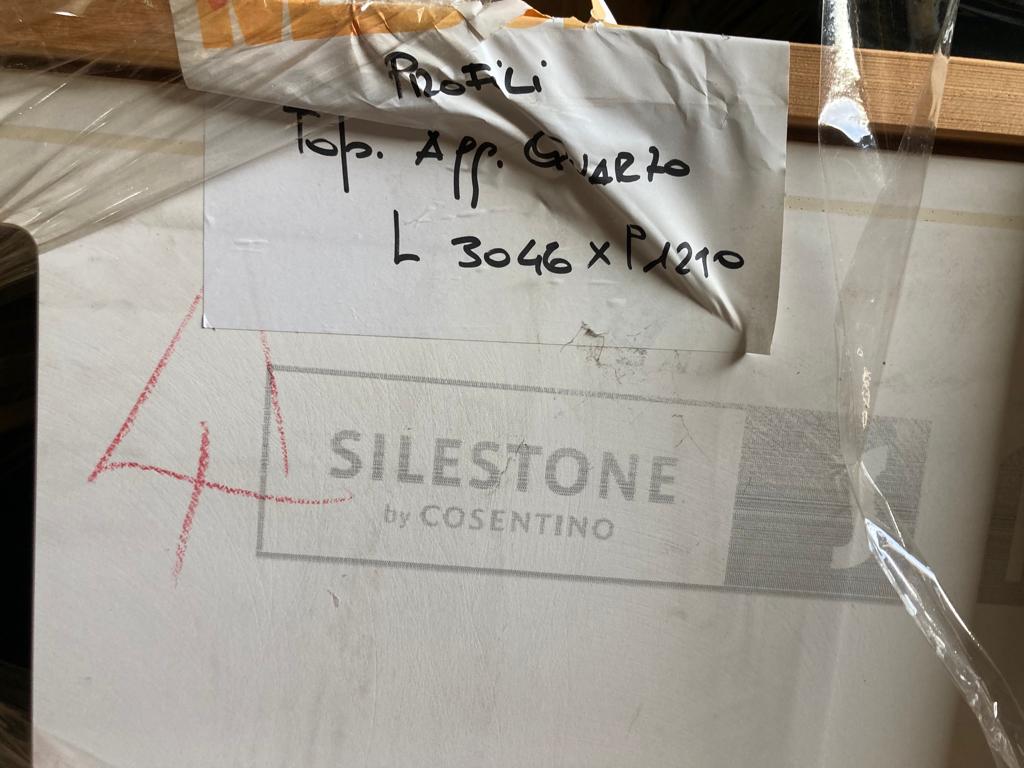 Cucina da mostra penisola con parete colonne