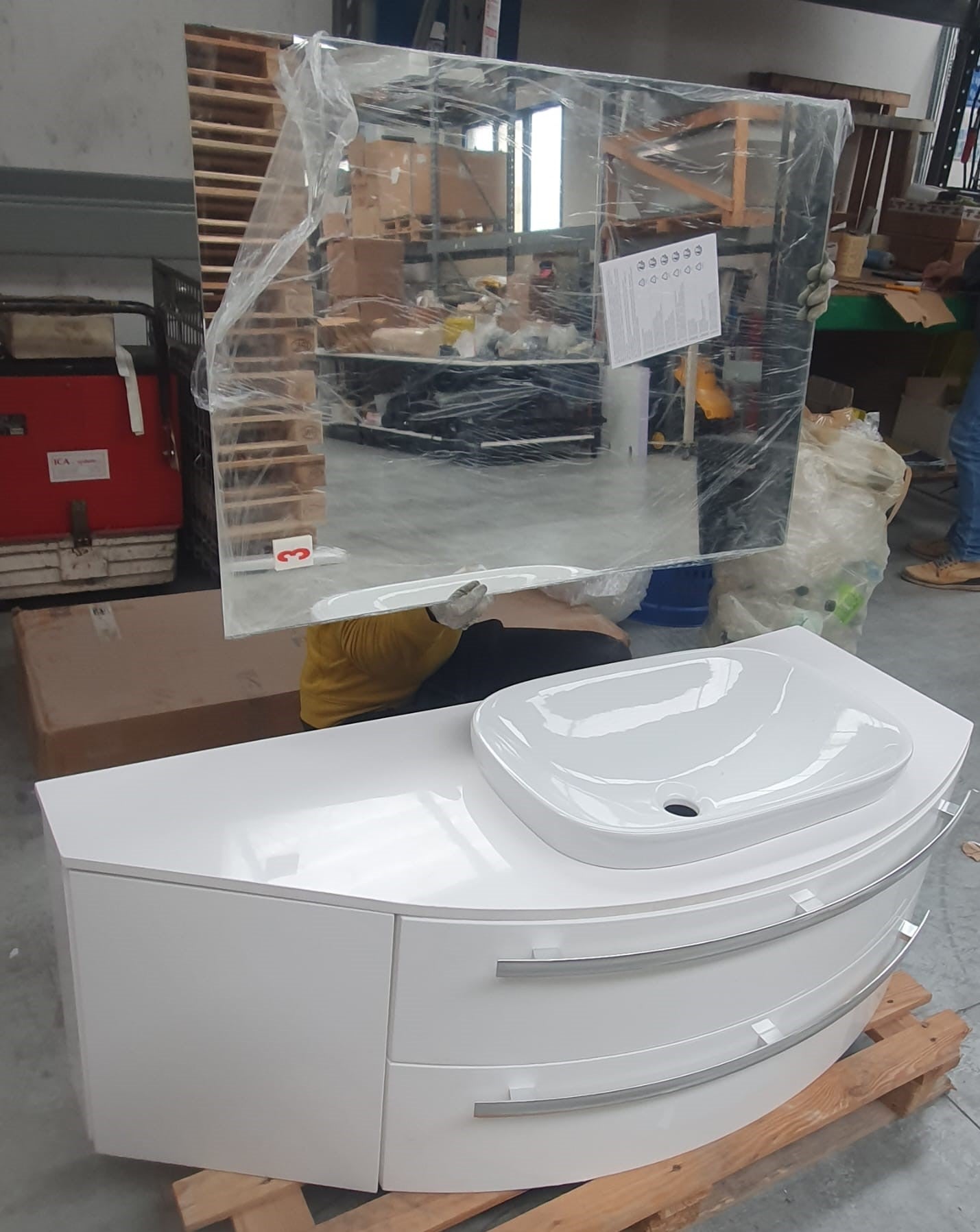 Mobile bagno sospeso bianco semicurvo