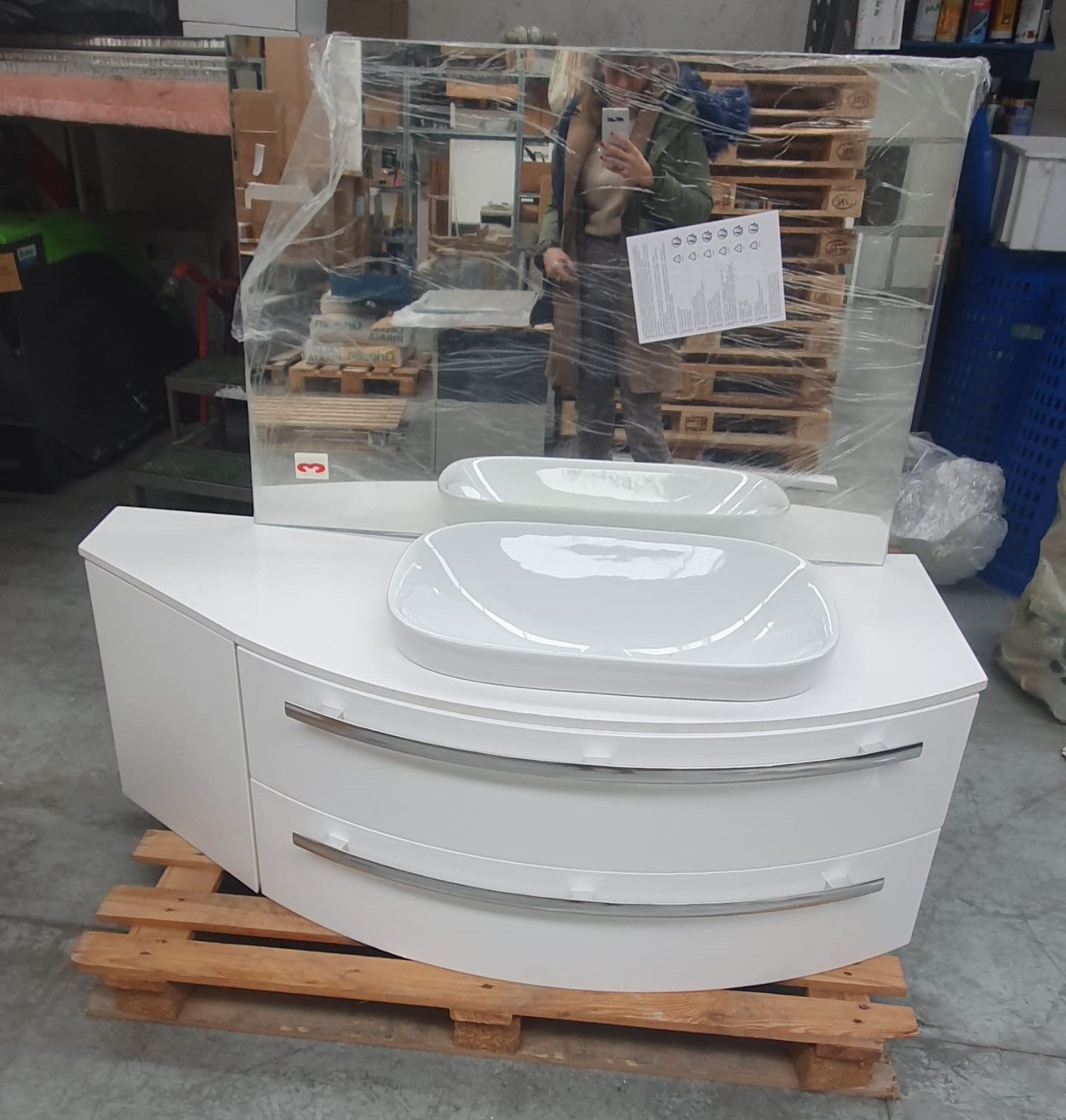 Mobile bagno sospeso bianco semicurvo