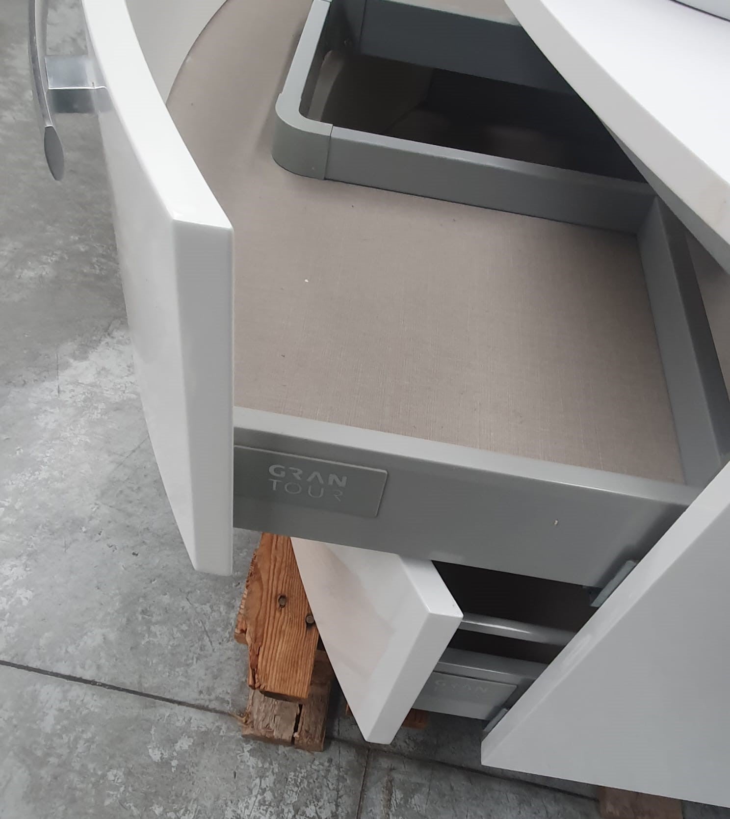 Mobile bagno sospeso bianco semicurvo