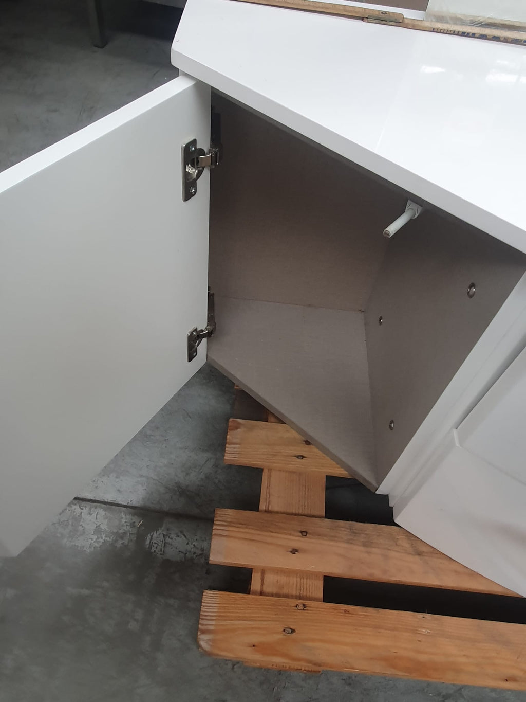 Mobile bagno sospeso bianco semicurvo