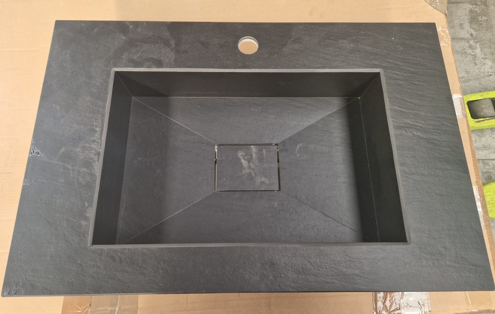 Lavabo rivestito in pietra nero