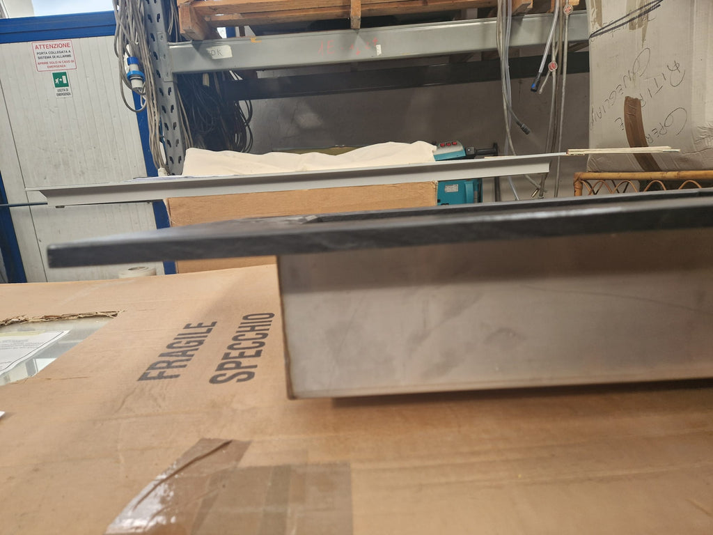 Lavabo rivestito in pietra nero