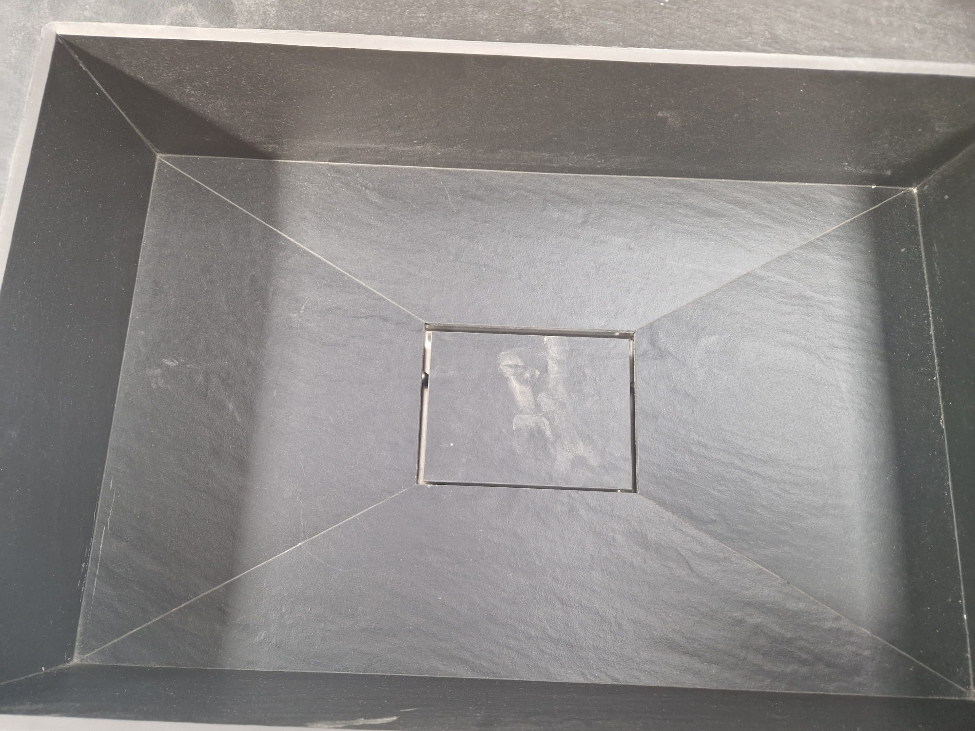 Lavabo rivestito in pietra nero