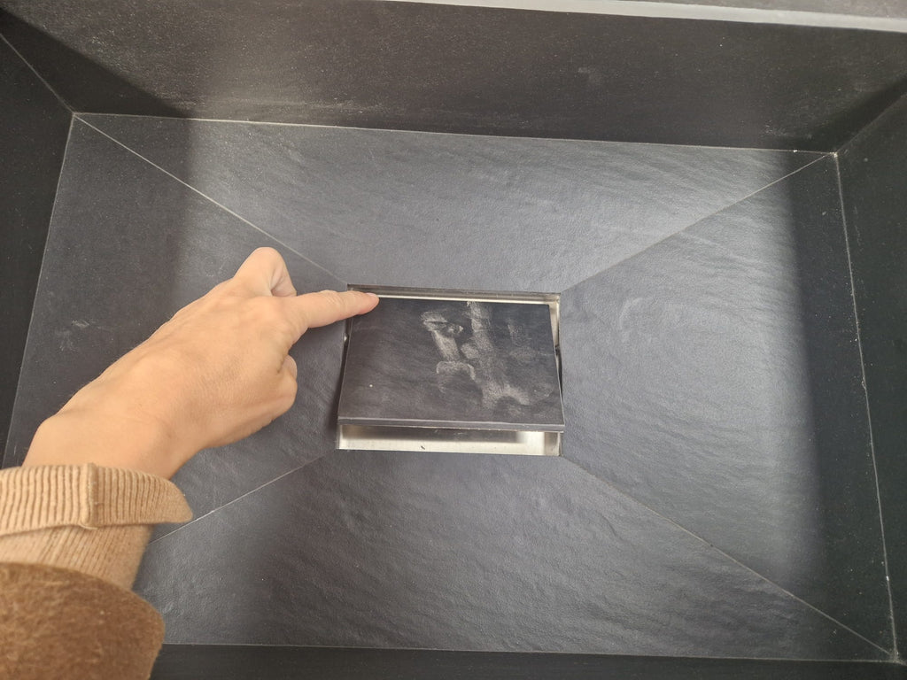 Lavabo rivestito in pietra nero