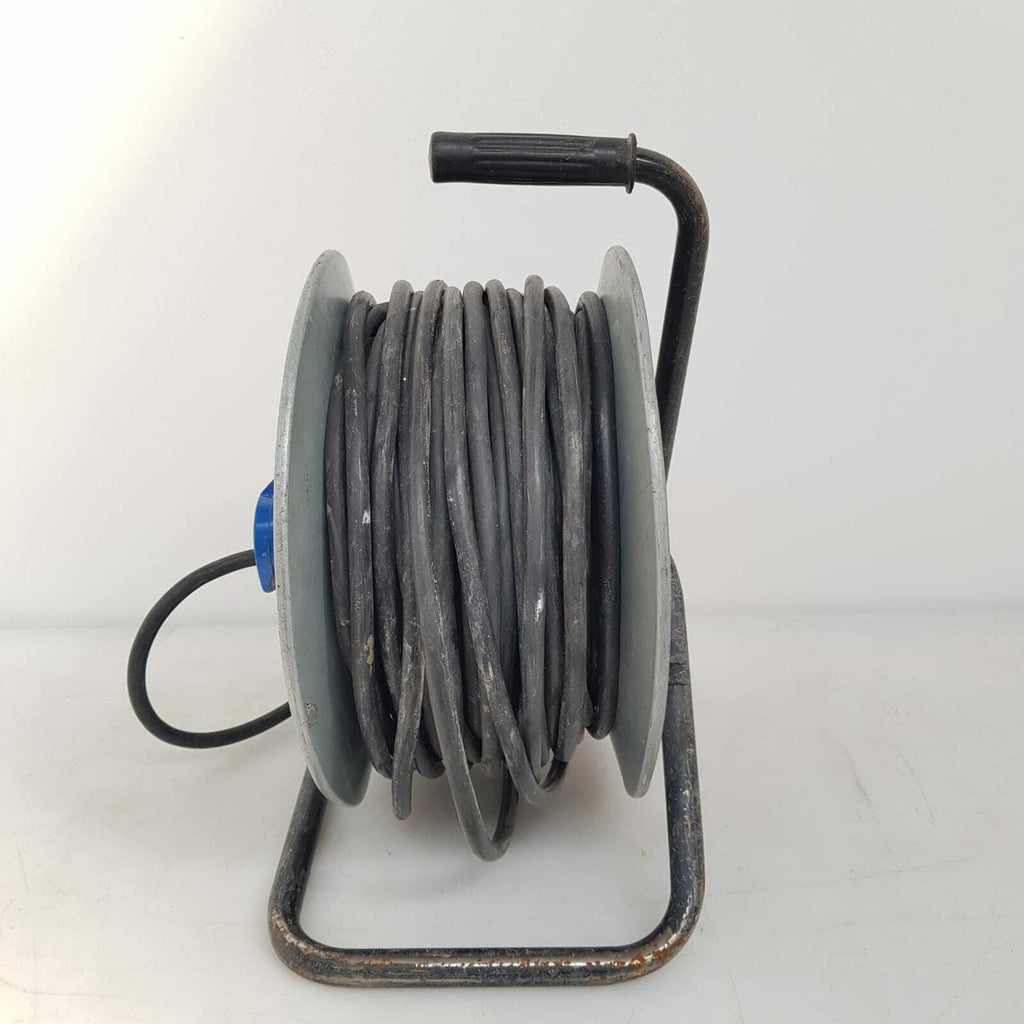 Avvolgicavo manuale su cavalletto Zeca 3512 con cavo e tre prese di corrente