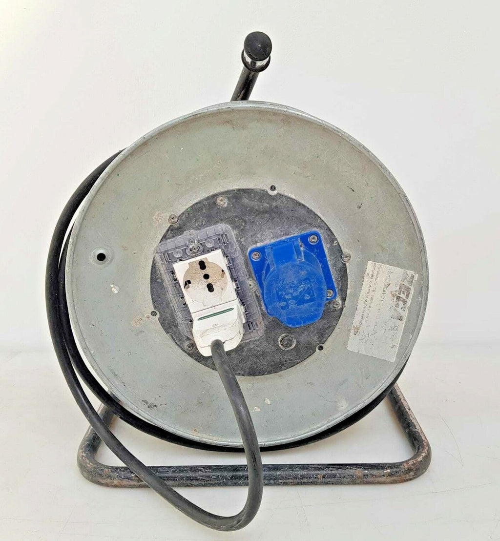 Avvolgicavo manuale su cavalletto Zeca 3512 con cavo e tre prese di corrente