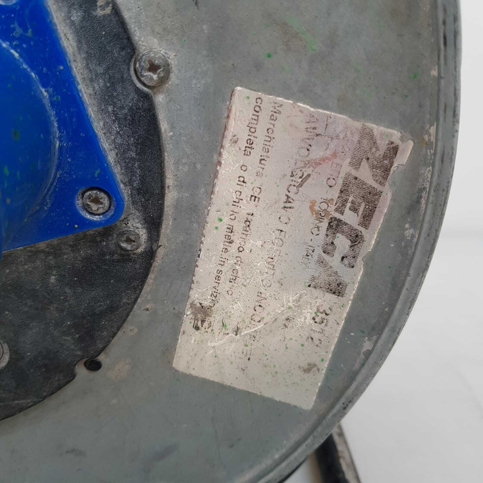 Avvolgicavo manuale su cavalletto Zeca 3512 con cavo e tre prese di corrente
