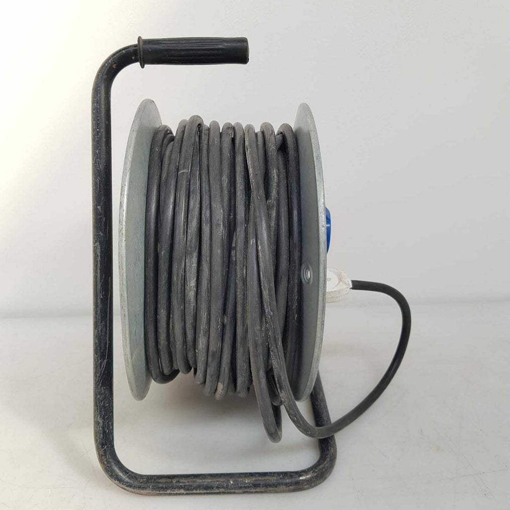 Avvolgicavo manuale su cavalletto Zeca 3512 con cavo e tre prese di corrente