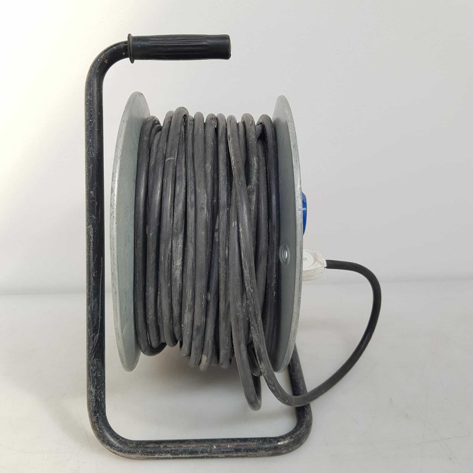 Avvolgicavo manuale su cavalletto Zeca 3512 con cavo e tre prese di corrente