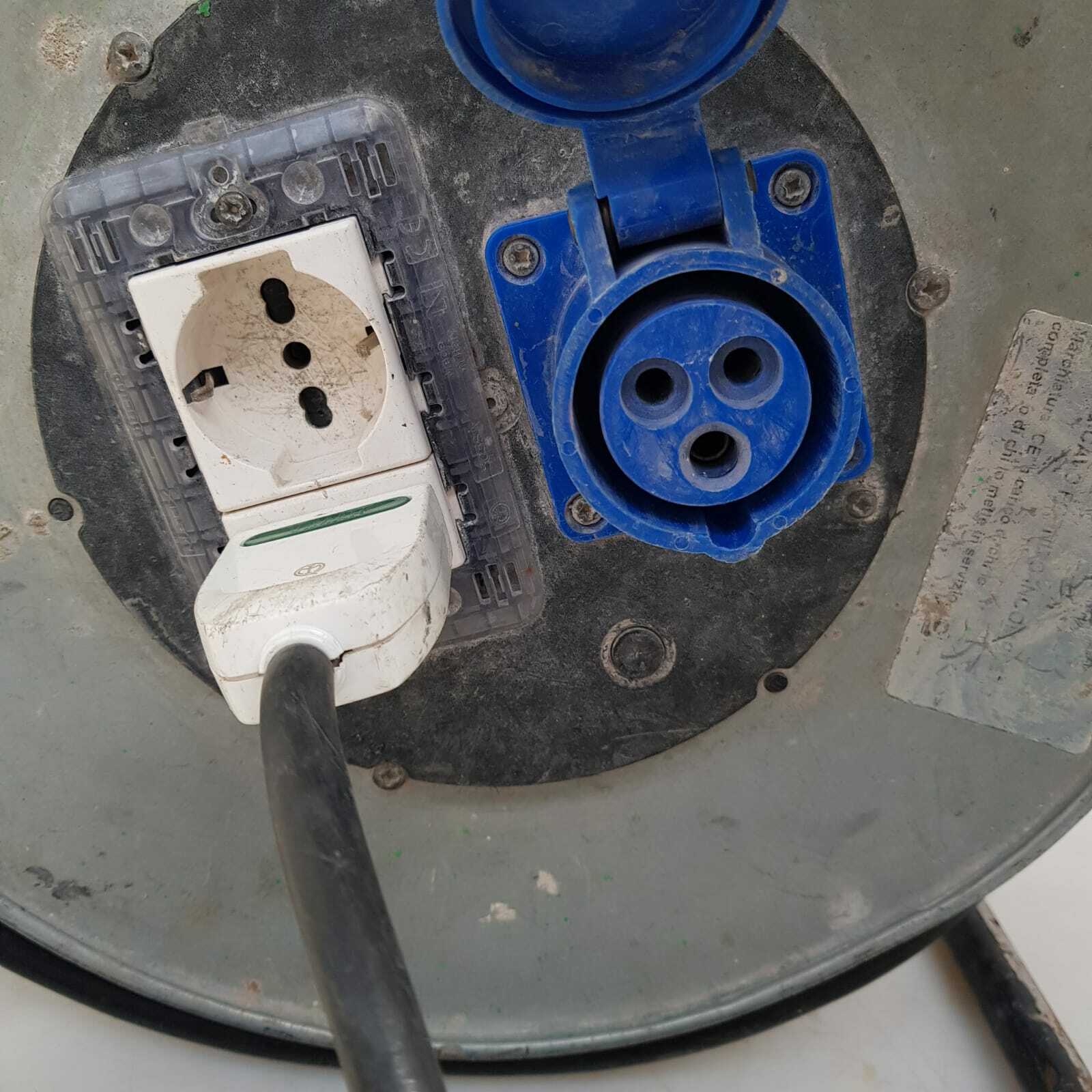 Avvolgicavo manuale su cavalletto Zeca 3512 con cavo e tre prese di corrente