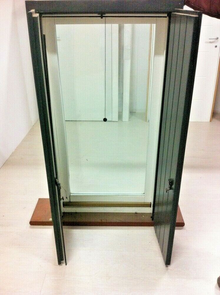 Finestra bianca con scuri legno verdi