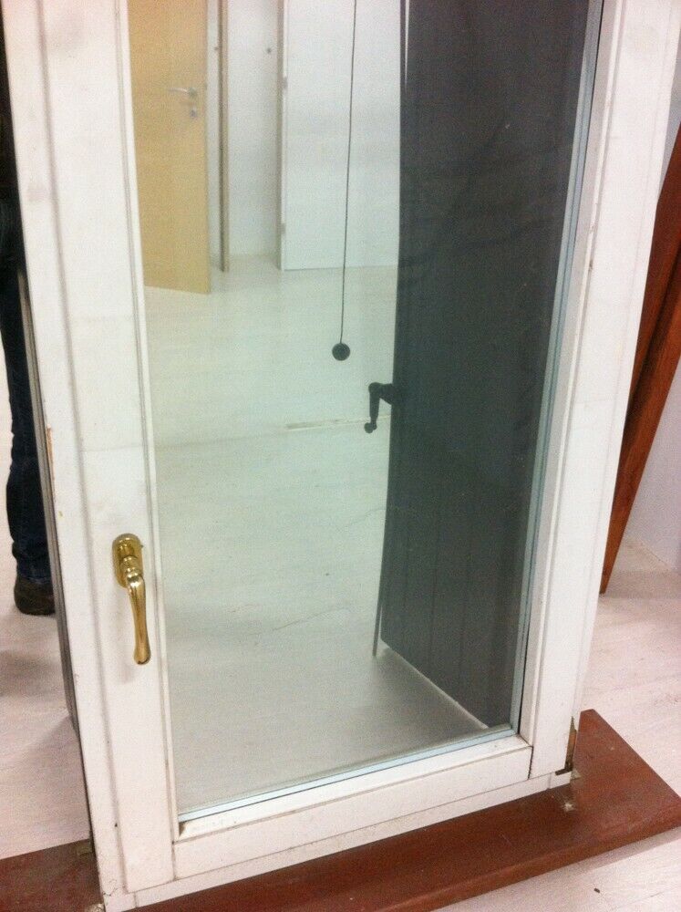 Finestra bianca con scuri legno verdi