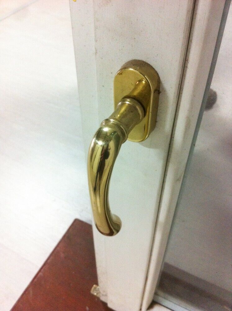 Finestra bianca con scuri legno verdi