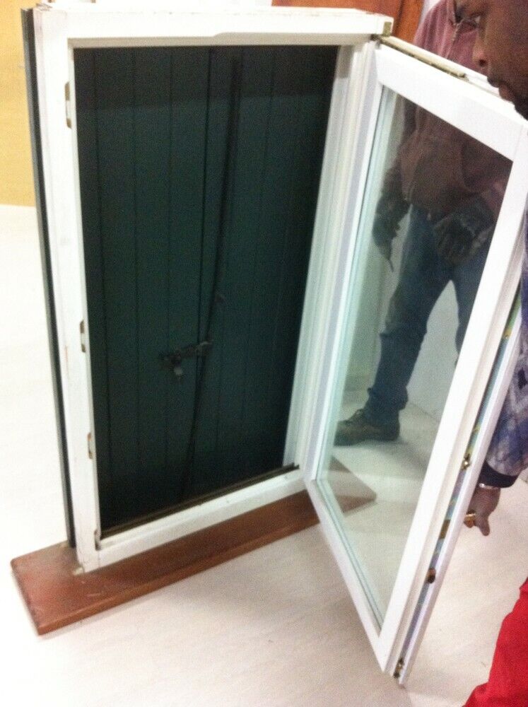 Finestra bianca con scuri legno verdi